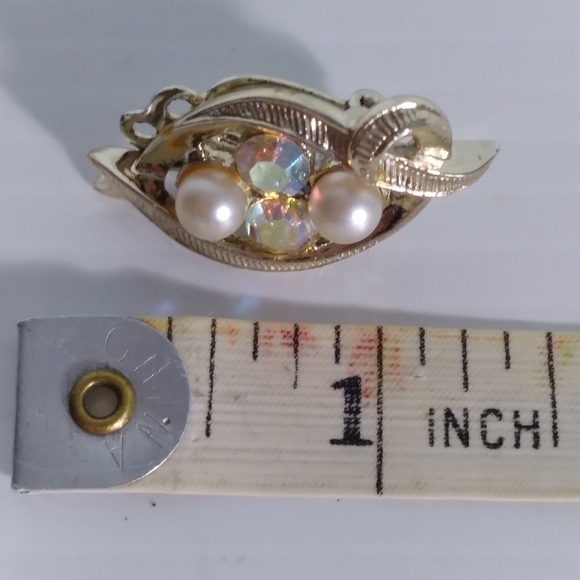 𝅺vintage clip -on earring - Picture 3 of 3